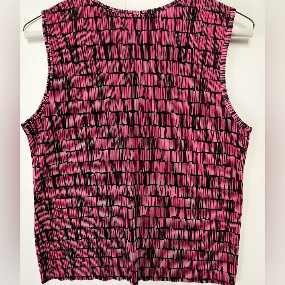 PLISSE BOLD PINK & BLACK PERMANENTLY PLEATED TEXTURE GEOMETRIC PATTERN.
SIZE XL - Picture 6 of 7